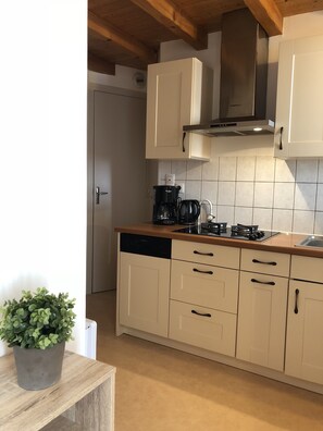 Refrigerador, microondas, parrilla de estufa y lavavajillas 