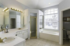 House | 4 bedrooms, iron/ironing board, travel cot, free WiFi - Golfer's Dream (Davenport)