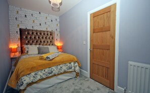 2 bedrooms, iron/ironing board, WiFi