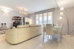 Appartement Confort, 2 chambres, douche accessible en fauteuil roulant, terrasse | Salle de séjour | Téléviseur à écran plat de 40 po avec télévision par câble, téléviseur