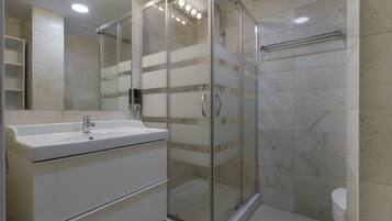 Premium appartement, 1 slaapkamer, airconditioning, uitzicht op de stad (11) | Badkamer | Een douche, een regendouche, een haardroger, handdoeken