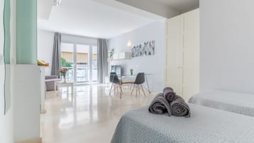 Superior studio, 2 eenpersoonsbedden, terras, uitzicht op de stad | Woonkamer | Een 40-inch flatscreentelevisie met kabelzenders en televisie