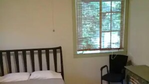 Une chambre à coucher avec un lit, un bureau et une chaise.