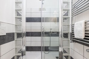 Haartrockner, Handtücher, Seife, Shampoo