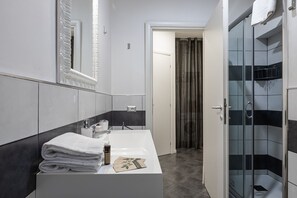 Haartrockner, Handtücher, Seife, Shampoo