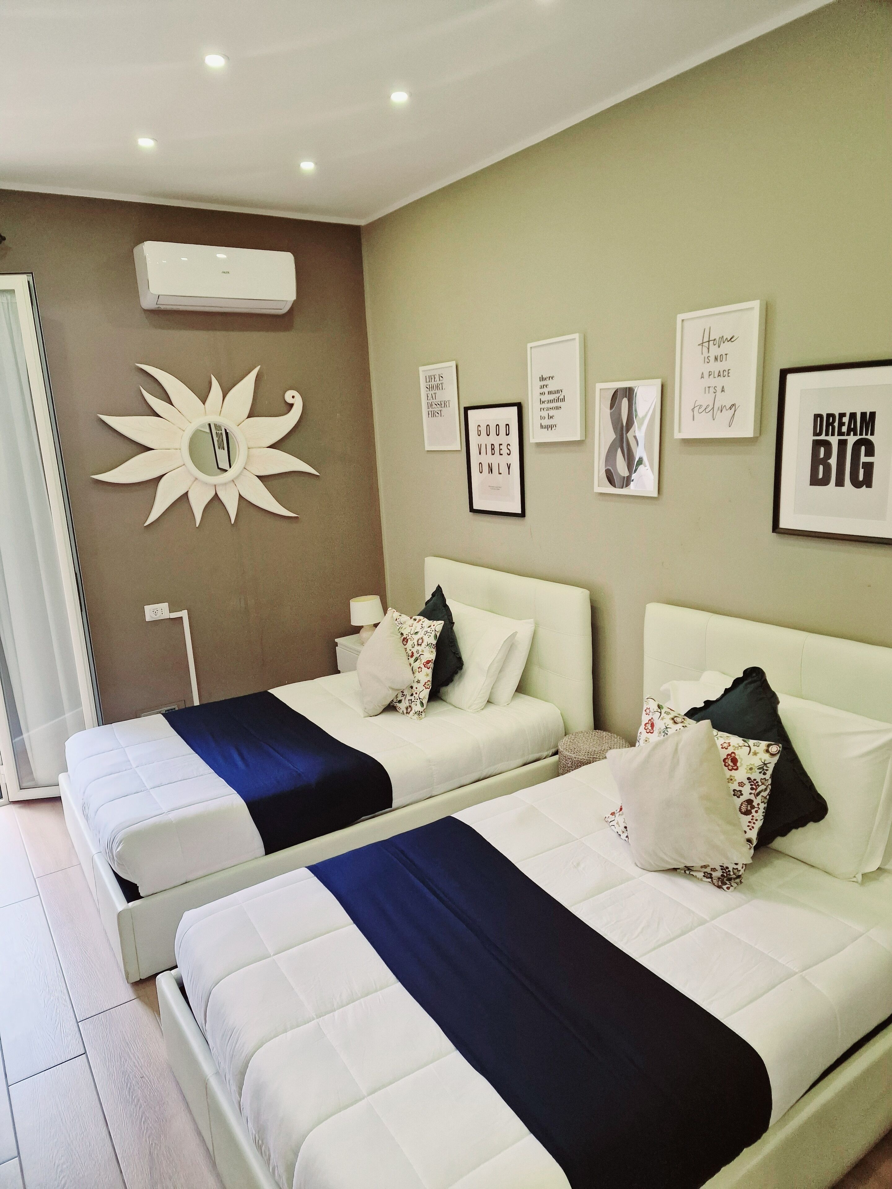 2 habitaciones, caja de seguridad en la habitación y cuna de viaje 