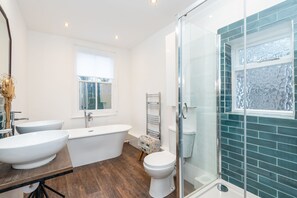 Badewanne, kostenlose Toilettenartikel, Haartrockner, Handtücher