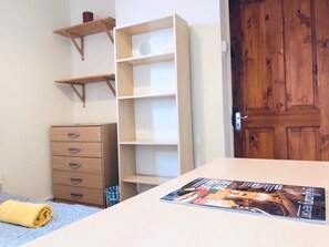 4 عدّة غرف نوم وواي فاي وملاءات أسرّة