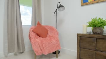 Suite estudio, 1 cama Queen size | Cortinas blackout, wifi gratis y ropa de cama