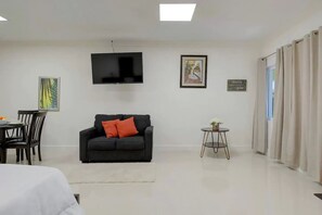 Suite Studio, 1 grand lit | Coin séjour