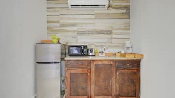 Refrigerador, microondas, cafetera y tetera y utensilios de cocina