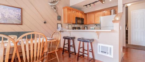 Luxury Condo, 2 Bedrooms (Bigwood #90 Bldg. W) | Dining