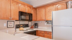 Condo Cao cấp, 2 phòng ngủ (Bigwood #90 Bldg. W) | Bếp riêng