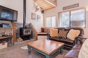 Luxury Condo, 2 Bedrooms (Bigwood #90 Bldg. W) | Living room | TV