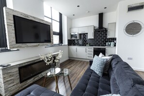 Luxury Studio, 1 Double Bed with Sofa bed | Memory-foam beds, soundproofing, iron/ironing board, travel cot - Spire Accommodations Ltd. (Bradford)