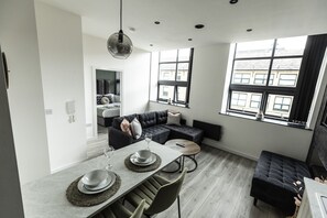 Luxury Apartment, 1 Double Bed with Sofa bed | Memory foam beds, soundproofing, iron/ironing board, travel crib - Spire Accommodations Ltd. (Bradford)