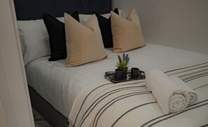 Memory-foam beds, soundproofing, iron/ironing board, travel cot - Spire Accommodations Ltd. (Bradford)
