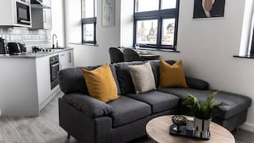 Apartemen Deluks, 1 Tempat Tidur Double | Area keluarga | Smart TV 55-inci dengan saluran TV digital, TV, dan perapian