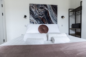 Luxury Studio, 1 Double Bed with Sofa bed | Memory foam beds, soundproofing, iron/ironing board, travel crib - Spire Accommodations Ltd. (Bradford)