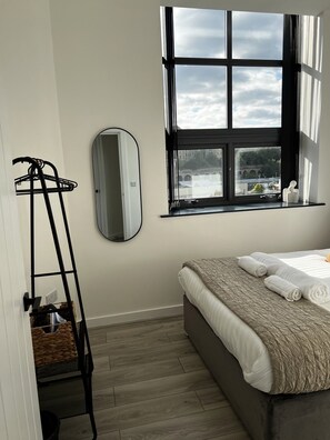Memory-foam beds, soundproofing, iron/ironing board, travel cot - Spire Accommodations Ltd. (Bradford)