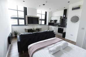 Luxury Studio, 1 Double Bed with Sofa bed | Memory-foam beds, soundproofing, iron/ironing board, travel cot - Spire Accommodations Ltd. (Bradford)