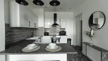 Apartemen Eksekutif, 1 Tempat Tidur Double | 2 kamar tidur, busa memori, kedap suara, dan setrika/meja setrika