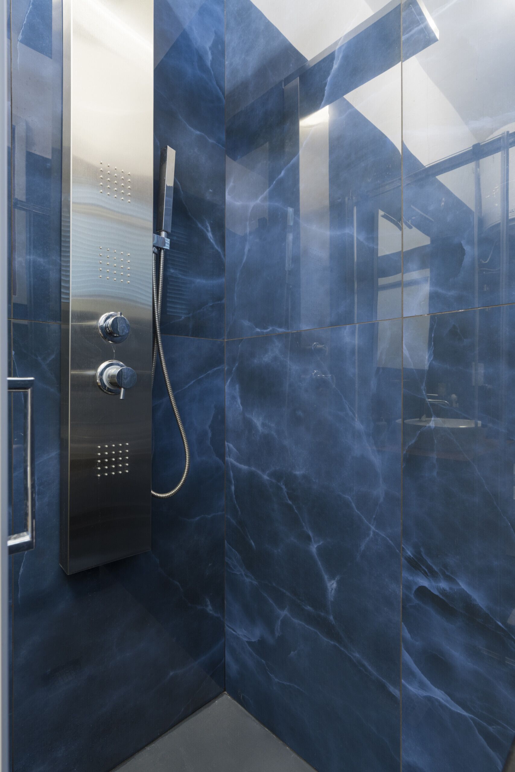 Shower, pengering rambut, kloset, dan handuk