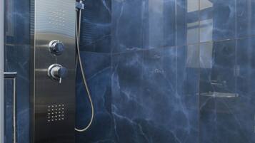 Shower, pengering rambut, kloset, dan handuk