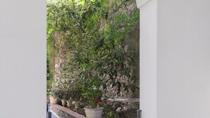 Un pasillo interior con suelo de baldosas y pared de piedra.