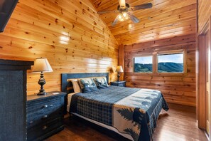 Room - Beaver's Treehouse - Private Pool, Theater, Mountain Views, and Close to Pigeon Forge Parkway! (Pigeon Forge)