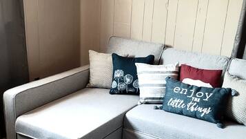 2 bedrooms, free WiFi, bed sheets, alarm clocks