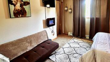 2 bedrooms, free WiFi, bed sheets, alarm clocks