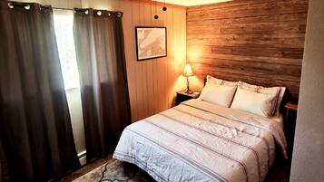 2 bedrooms, free WiFi, bed sheets, alarm clocks