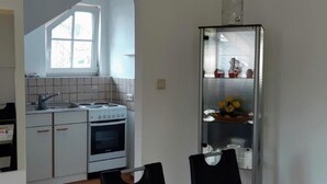 Cafetera o tetera, frigorífico pequeño y microondas (previa solicitud)