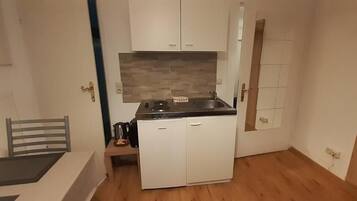 Frigorífic petit, microones, placa de cuina i cafetera i tetera