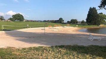Plage à proximité, chaises longues, serviettes de plage