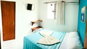 Quarto casal clássico | Cortinas blackout, Wi-Fi de cortesia, roupa de cama