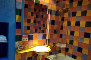 Shower, free toiletries, hair dryer, towels - Aloque Posada (Valdepenas)