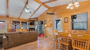 TV, caminetto, lettore DVD