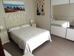 2 chambres, fer et planche à repasser, lit parapluie, Wi-Fi gratuit