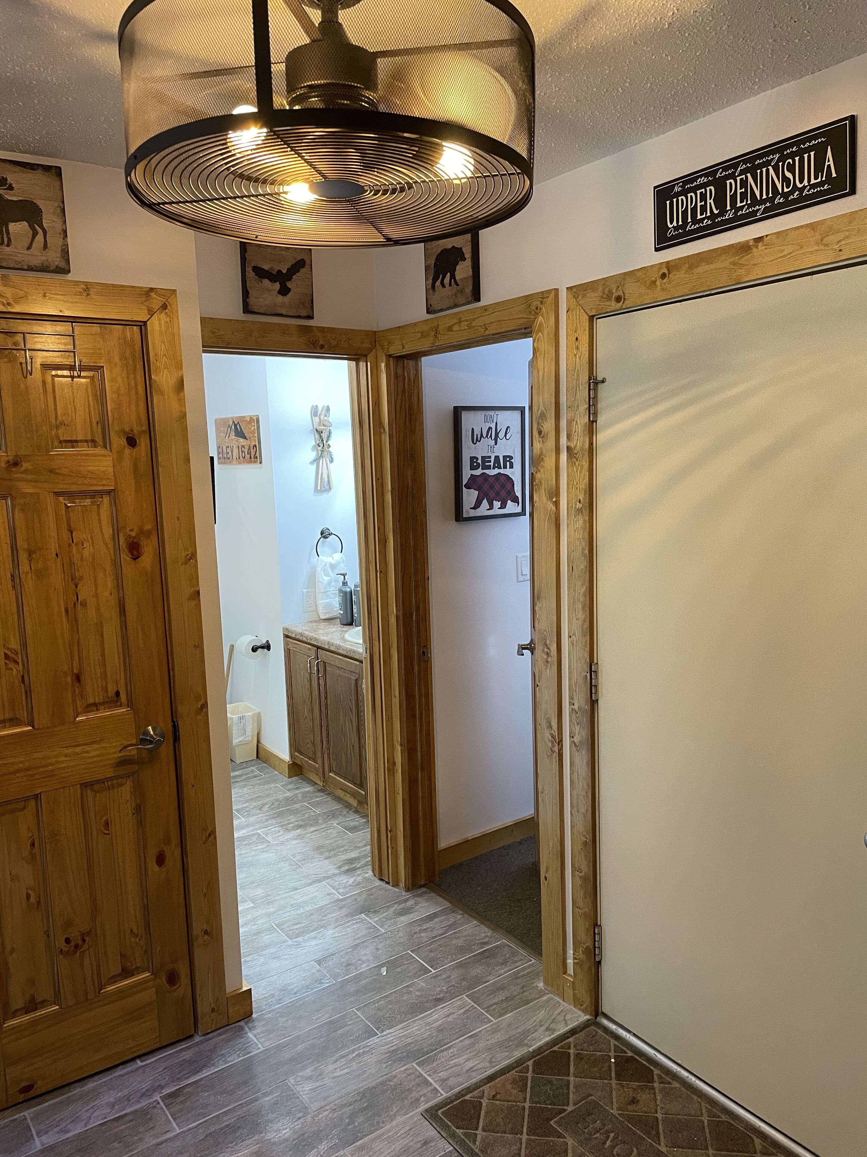 Un pasillo con puertas de madera, un ventilador de techo y un letrero que dice 'Upper Peninsula'.