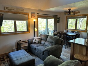 Smart-TV, Kamin, DVD-Player, Bücher