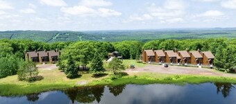 Cozy, Clean, & Quiet 2B/2B Ski In/Ski Out Condo w/ Hot Tub!