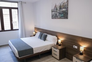 Minibar, desk, blackout curtains, soundproofing - Hostal Tartessos (Valencia)