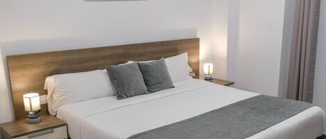 Minibar, meja kerja, tirai kedap cahaya, dan kedap suara