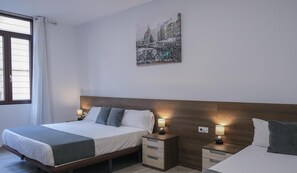 Minibar, meja kerja, tirai kedap cahaya, dan kedap suara