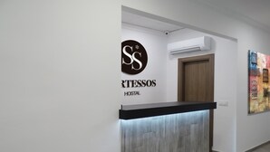 Ein Empfangsschalter mit einem Schild, auf dem 'RTESTOS HOSTAL' steht, und einem Logo darüber.