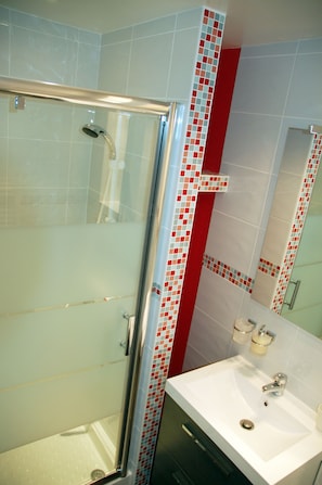 Double Room (Compostelle) | Bathroom shower - Chambres d'Hotes Restaurant l'Horizon des Landes (Doazit)