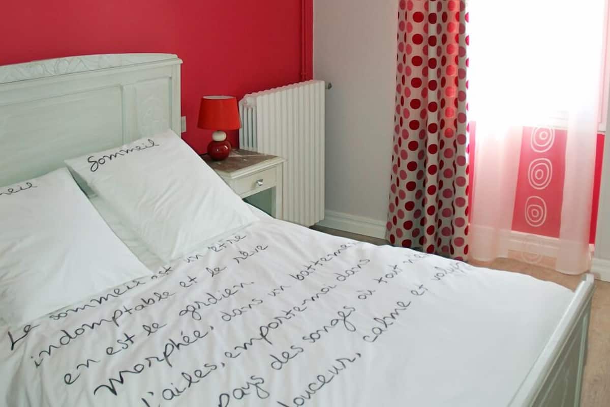 Double Room (Compostelle) | Individually decorated, individually furnished, blackout curtains