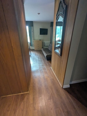 Studiosvit Premium - 2 queensize-sängar - pentry - utsikt mot trädgården | 1 sovrum, skrivbord, arbetsyta för laptop och mörkläggningsgardiner